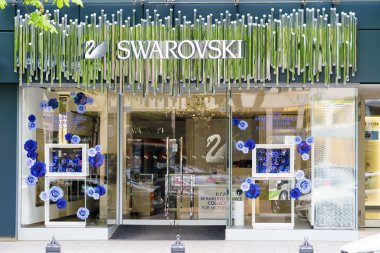 Düsseldorf, Almanya - 14 Nisan 2017: Swarovski mağazasında Dusse