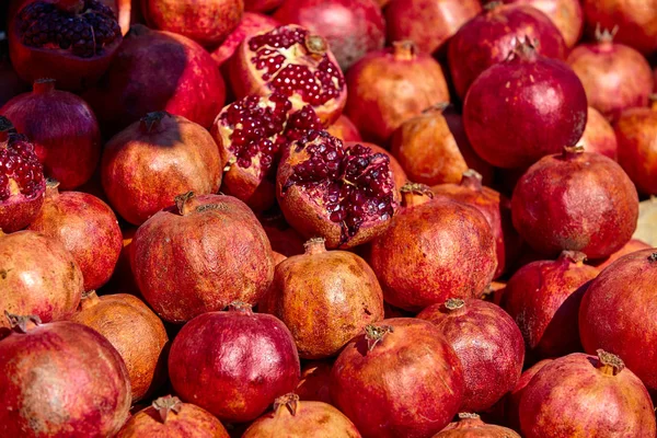 Granaatappels op de markt. Rijpe granaatappels — Stockfoto