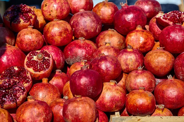 Granaatappels op de markt. Rijpe granaatappels — Stockfoto
