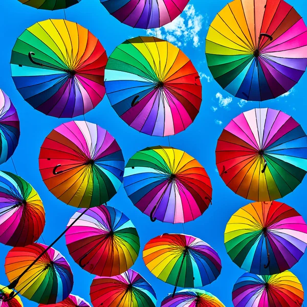 Çok renkli şemsiyeler arka plan. Sochi sokak dekorasyon, — Stok fotoğraf