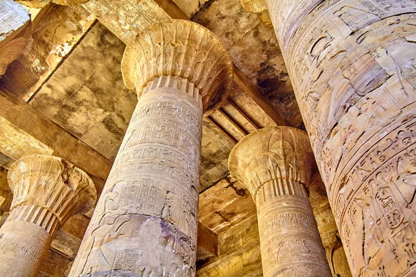 Columns of the hypostyle hall of Karnak's temple in Luxor, Egypt — Stock Photo, Image