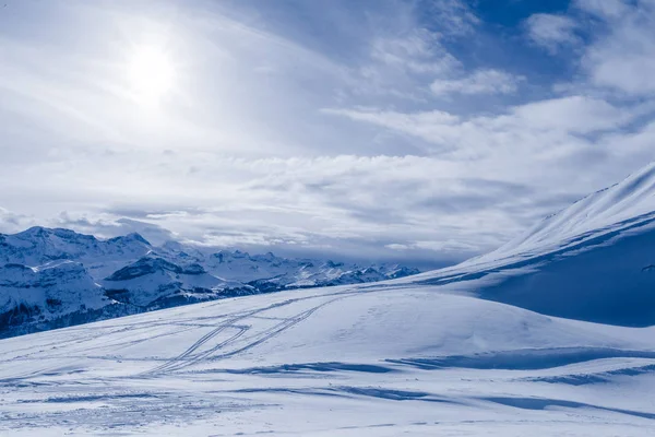 Mountain in winter, covered of snow.  turns in a sunny day — Stock Photo, Image