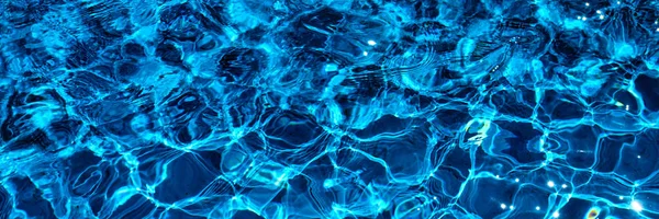 Water in zwembad met reflectie van de zon. Blauwe water. Water ab — Stockfoto