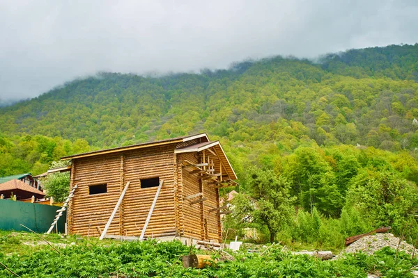 Недостроенный, экологичный деревянный дом в горной местности — стоковое фото
