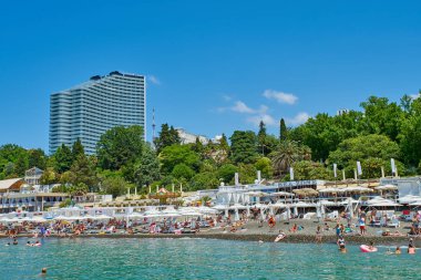 Sochi, Rusya Federasyonu - 06 Temmuz, 2017.People yüzmek ve güneşlenmek CI