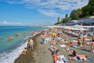 Sochi, Rusya Federasyonu - 06 Temmuz, 2017.People yüzmek ve güneşlenmek CI