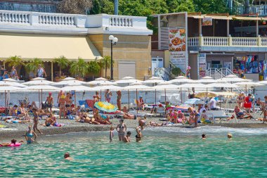 Sochi, Rusya Federasyonu - 06 Temmuz, 2017.People yüzmek ve güneşlenmek CI