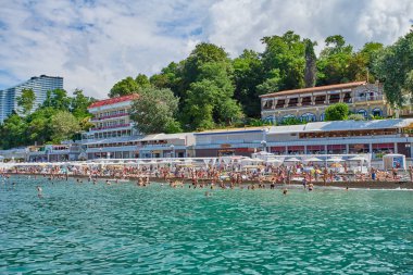 Sochi, Rusya Federasyonu - 06 Temmuz, 2017.People yüzmek ve güneşlenmek CI