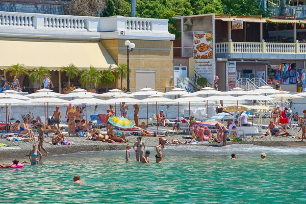 Sochi, Rusya Federasyonu - 06 Temmuz, 2017.People yüzmek ve güneşlenmek CI
