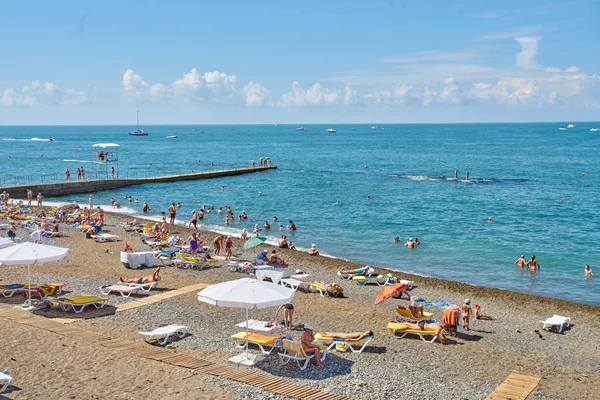 Sotschi, russland - 06 juli, 2017.menschen schwimmen und sonnen sich am see — Stockfoto