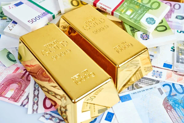 Золотые слитки, Финансовая, бизнес-инвестиционная концепция. Золотые Бары. Eu — стоковое фото