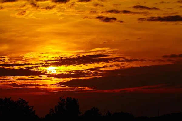günbatımı gökyüzü arka plan. Ateşli turuncu günbatımı
