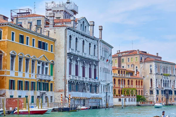 Kanaal met gebouwen in Venetië, Italië — Stockfoto