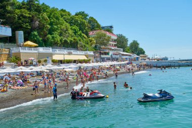 Sochi, Rusya Federasyonu - 06 Temmuz, 2017.People yüzmek ve güneşlenmek CI