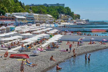 Sochi, Rusya Federasyonu - 06 Temmuz, 2017.People yüzmek ve güneşlenmek CI