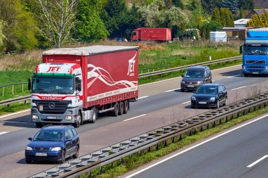 Düsseldorf, Almanya - 20 Nisan 2017: otoyol büyük kargo t ile