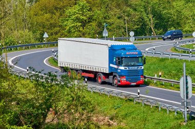 Düsseldorf, Almanya - 20 Nisan 2017: otoyol büyük kargo t ile