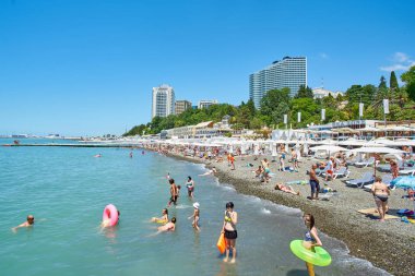 Soçi, Rusya - 06 Temmuz, 2017. Beach Mayak. Plaj görünümünü