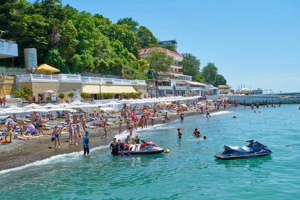 Sochi, Rusya Federasyonu - 06 Temmuz, 2017.People yüzmek ve güneşlenmek CI