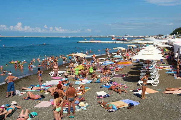 Sochi, Rusia - 06 de julio de 2017.La gente nada y toma el sol en la ci —  Fotos de Stock