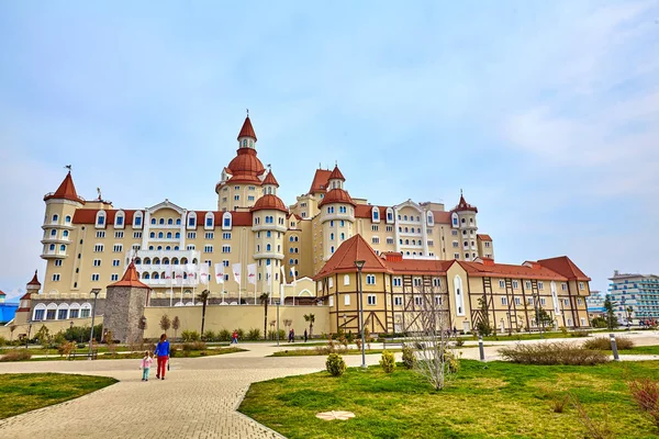 Soçi, Rusya - 11 Şubat 2017: Bogatyr otel yakınındaki Sochi Oly
