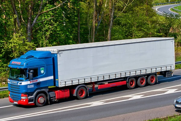 Düsseldorf, Almanya - 20 Nisan 2017: otoyol büyük kargo t ile