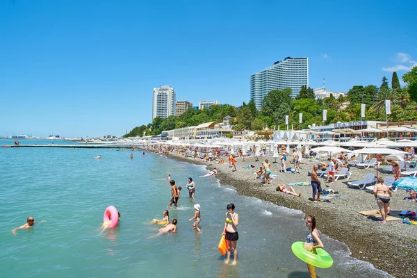 Soçi, Rusya - 06 Temmuz, 2017. Beach Mayak. Plaj görünümünü