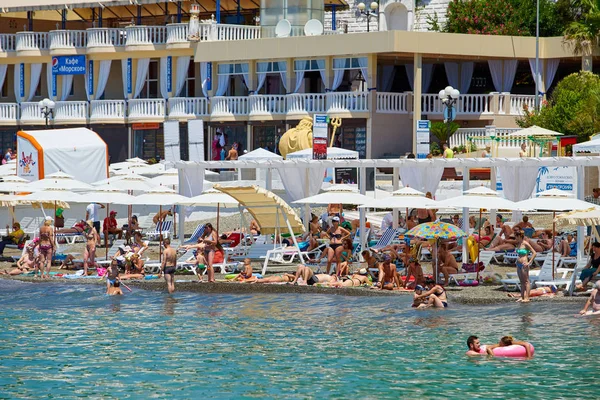 Sochi, Rusland - 06 juli, 2017. Strand Majak. Uitzicht op het strand in — Stockfoto