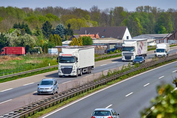 DUSSELDORF, ALEMANIA - 20 DE ABRIL DE 2017: camión de transporte en la caminata —  Fotos de Stock