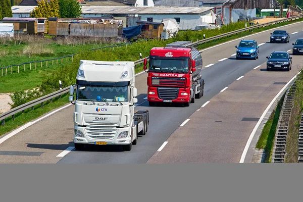 Düsseldorf, Almanya - 20 Nisan 2017: taşıma kamyonu hig üzerinde