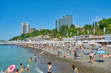 Sochi, Rusya Federasyonu - 06 Temmuz, 2017.People yüzmek ve güneşlenmek CI