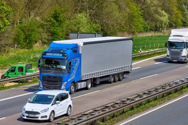 Düsseldorf, Almanya - 20 Nisan 2017: otoyol büyük kargo t ile