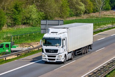 Düsseldorf, Almanya - 20 Nisan 2017: otoyol büyük kargo t ile