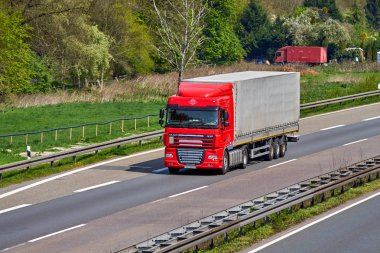 Düsseldorf, Almanya - 20 Nisan 2017: taşıma kamyonu hig üzerinde