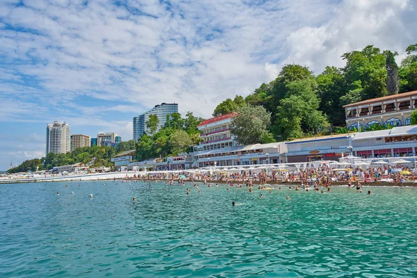 Sochi, Rusia - 06 de julio de 2017.La gente nada y toma el sol en la ci —  Fotos de Stock