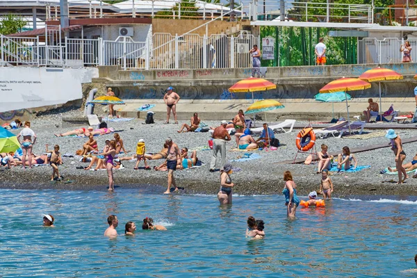 Sotschi, russland - 06 juli, 2017.menschen schwimmen und sonnen sich am see — Stockfoto