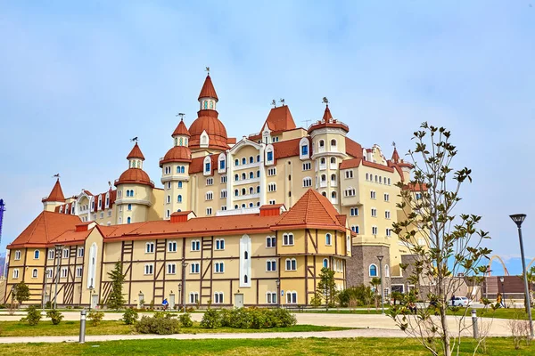 SOCHI, RUSSIA - 11 marzo 2017: Bogatyr Hotel vicino al Sochi Oly — Foto Stock