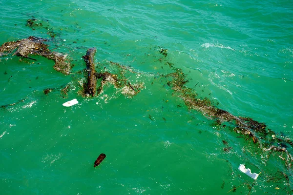Грязное море с мусором. Пластиковое загрязнение океана — стоковое фото