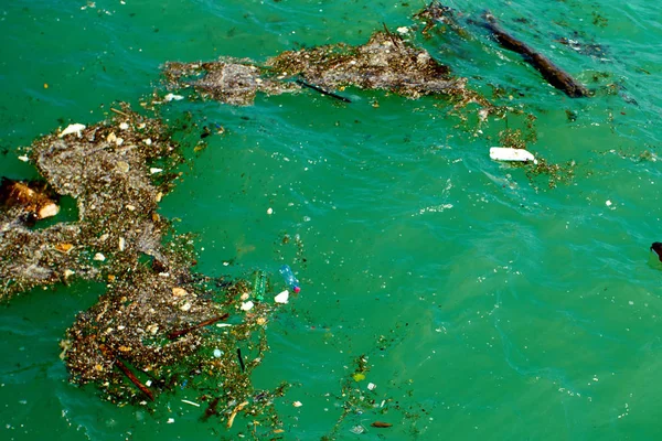 Brudne morze z kosza. Plastikowe zanieczyszczenia w ocean — Zdjęcie stockowe
