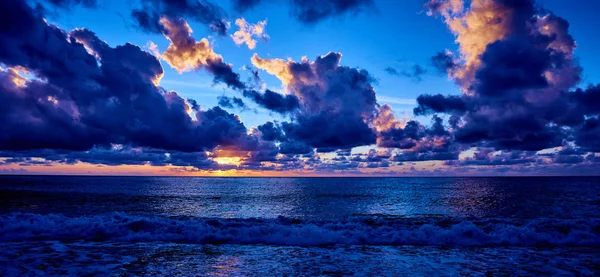 Puesta de sol sobre el océano. Puesta de sol en la playa con hermoso cielo. Drama. — Foto de Stock