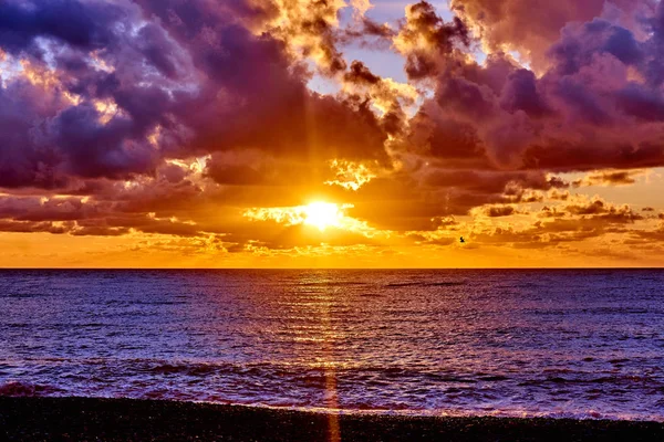 Zonsondergang over de Oceaan. Zonsondergang op het strand met mooie hemel. Drama — Stockfoto
