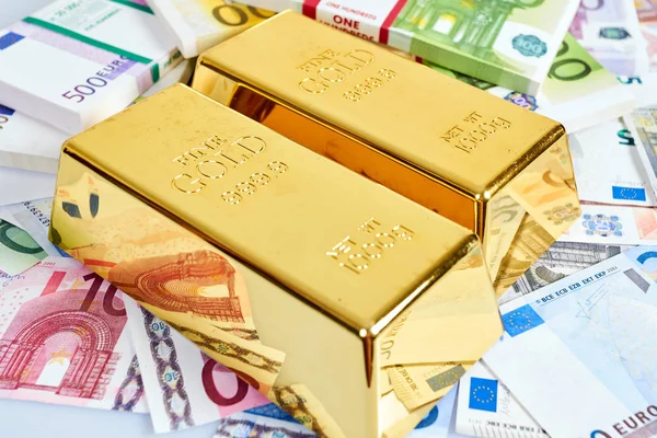 Goldbarren-Konzept. Hintergrund mit Geld finanzieren. Euro-Geld. Das ist nicht der Fall. — Stockfoto