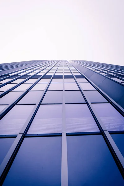 現代ビジネス高層ビル。事務所ビルをクローズ アップ。モダンな g — ストック写真