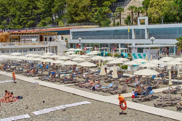 Sochi, Rusia 06 de julio de 2017. Beach Mayak. Vista de la playa en — Foto de Stock