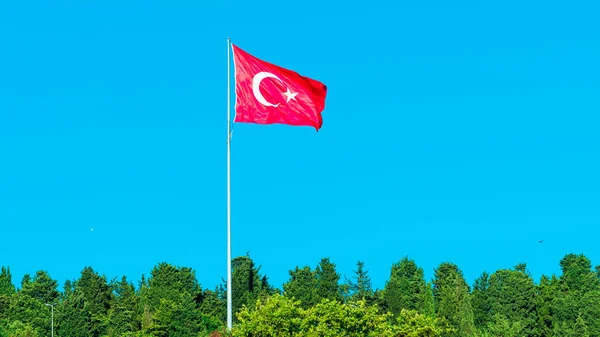 Флаг Турции на голубом небе. Флаг Турции — стоковое фото