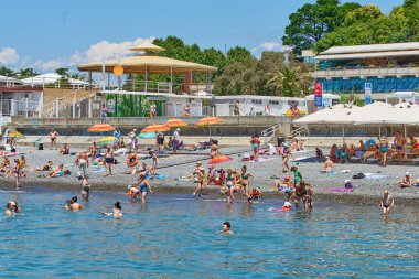 Sochi, Rusya Federasyonu - 06 Temmuz, 2017.People yüzmek ve güneşlenmek CI