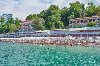 Sochi, Rusya Federasyonu - 06 Temmuz, 2017.People yüzmek ve güneşlenmek CI