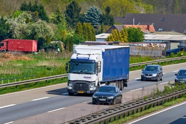 Düsseldorf, Almanya - 20 Nisan 2017: taşıma kamyonu hig üzerinde