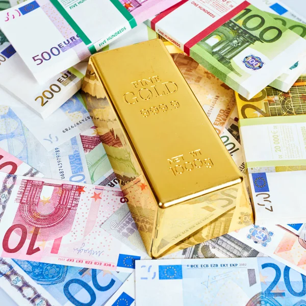 Zlatý pruh a euro peníze. Finanční koncept — Stock fotografie