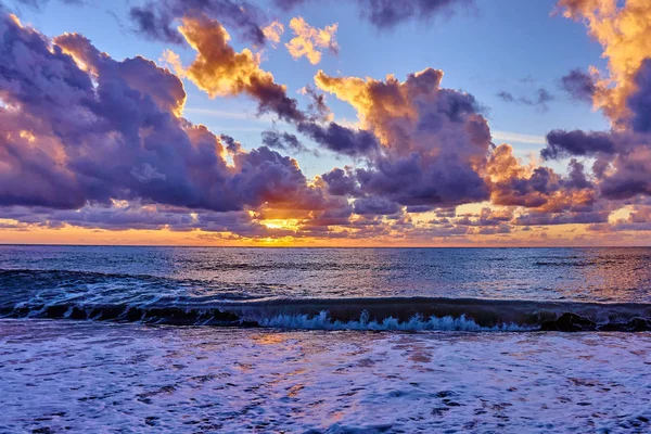 Sunset over ocean. Sunset on the beach with beautiful sky. Drama — Stock Photo, Image